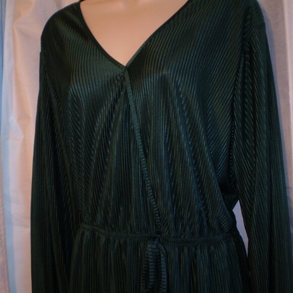 nwt JOLIE&JOY CHRISTMAS GREEN SILKY V NECK BLOUSE SZ 1X - Picture 3 of 3